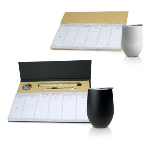 סט הכולל:  
לוח תכנון שבועי ממוחזר עם סרגל סיכות ביטחון ועט + 
כוס תרמית מעוצבת ML350. 